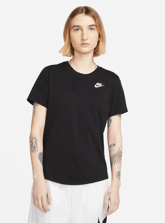 Nike polera sportswear tee club essentials color negro. talla