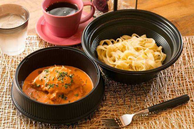 渡り蟹の濃厚トマトクリームソース　フェットチーネ(生パスタ）
