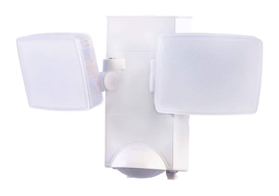 Defiant 270° White Motion Sensor Battery Powered Outdoor 2-Head Dusk To Dawn Led Security Flood Light 900 Lumens