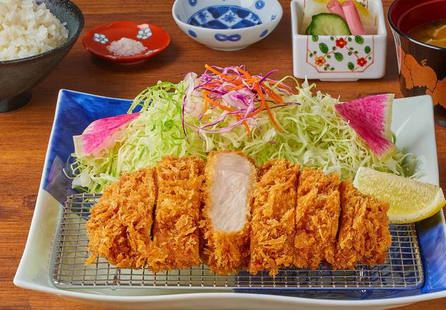 熟成三元豚ロースかつ 弁当 110g Sangen Pork Lion Cutlet Bento Box (110g)