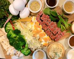 柔らか低温調理の銘柄鶏と牛赤身と野菜とゆで卵