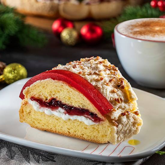 Rebanada de Rosca de Reyes Rellena con Crema y Zarzamora