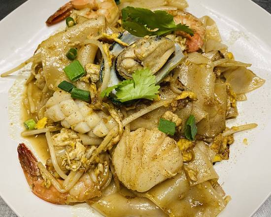 Order Kua Kai (Garlic Noodle) food online from Kao Thai store, Virginia Beach on bringmethat.com