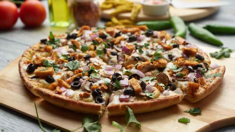 Halal Curry Chicken Pizza Twist