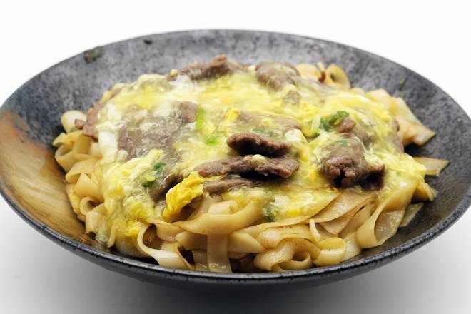 E33. Fried Rice Noodle with Sliced Beef and Scrambled Egg Sauce 滑蛋牛河