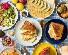 アーモンドホステル ＆カフェ[グリルドサンドイッチとエスニックハーブカレー]