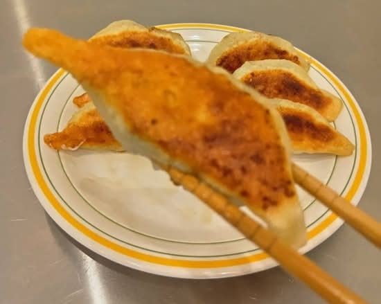 【皮から手作り！こだわりの餡がぎっしり！！】てくてくぎょうざ
