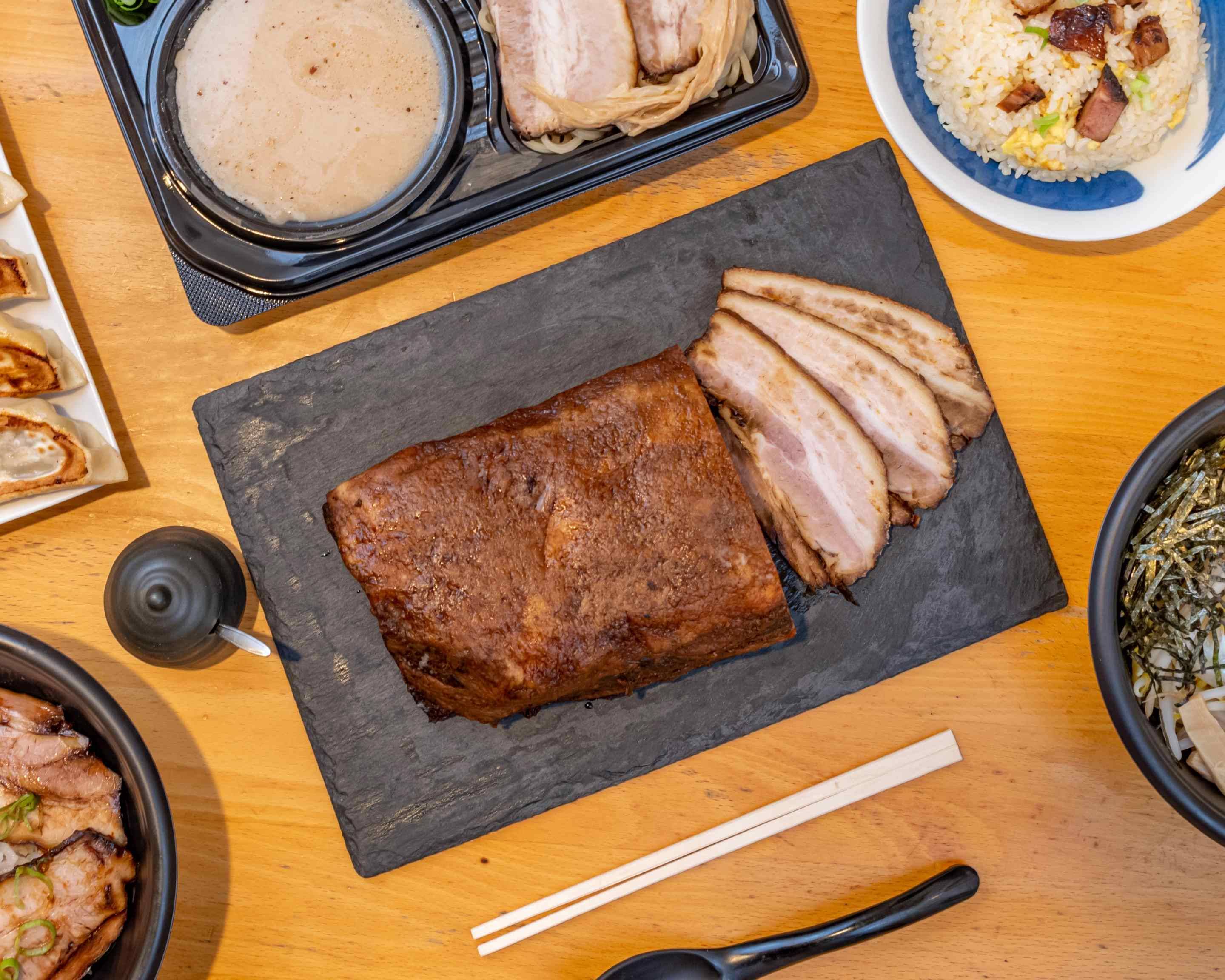 焦がしニンニク味噌の男気BLACKが人気！俺のラーメン こうた