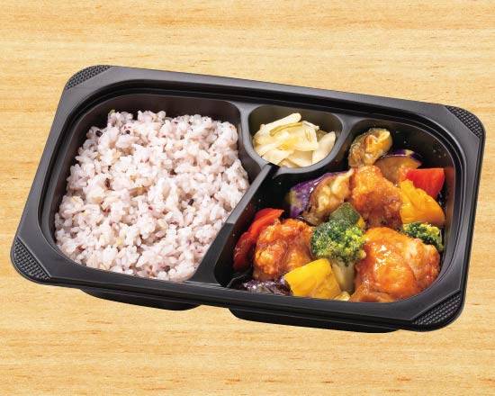 彩り野菜の黒酢から揚げ 十三穀米弁当 Chicken Karaage in Black Vinegar Sauce with Seasonal Vegetables Bento (with 13-Grain Rice)