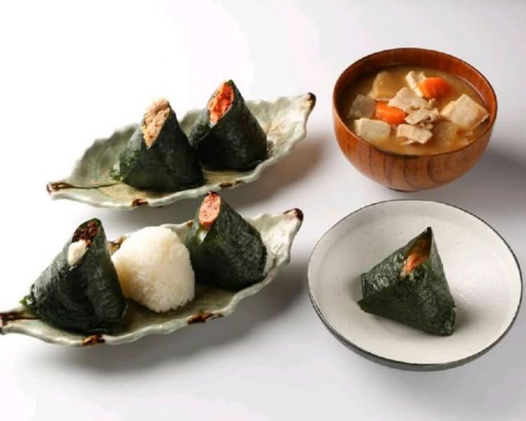 おにぎりページ 牛すじぼっかけ炒飯おにぎり | NewDays エキナカポータル