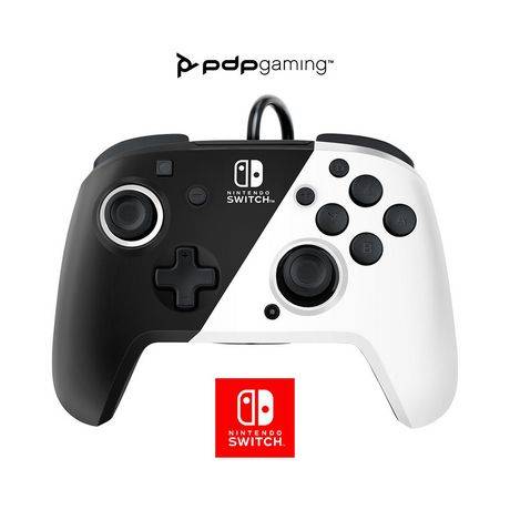 Faceoff™ Deluxe+ Audio Wired Controller: Noir & Blanc