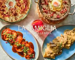 La Famiglia se sienta a la mesa - Colón