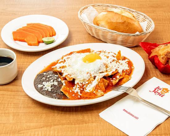 Chilaquiles con huevo con frijoles refritos