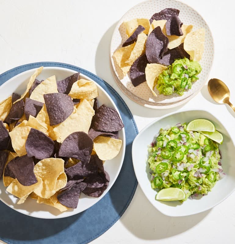 CATERING WHITE CORN GUACAMOLE + CHIPS