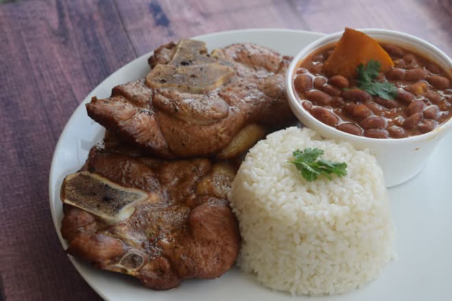 Combo 5 Chuleta Frita con 1 Acompañante & Refresco o Agua