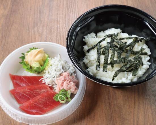 まぐろとしらす干しとまぐろたたきの三種丼