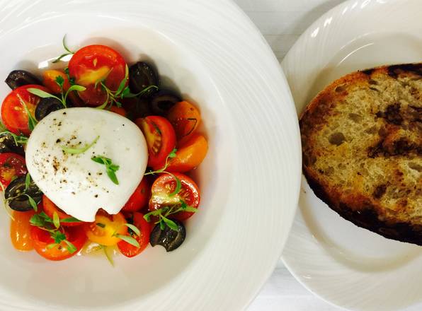 Burrata con Tomates Heirloom y Vinagreta de Trufa Blanca