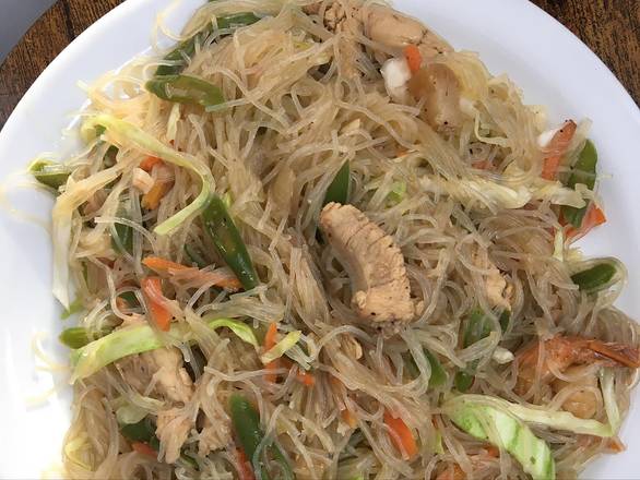 Pancit (Rice Noodles With Meat And Veggies)