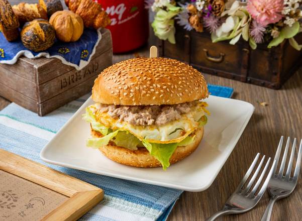 洋蔥鮪魚蛋堡 Tuna  Burger with Onion and Egg