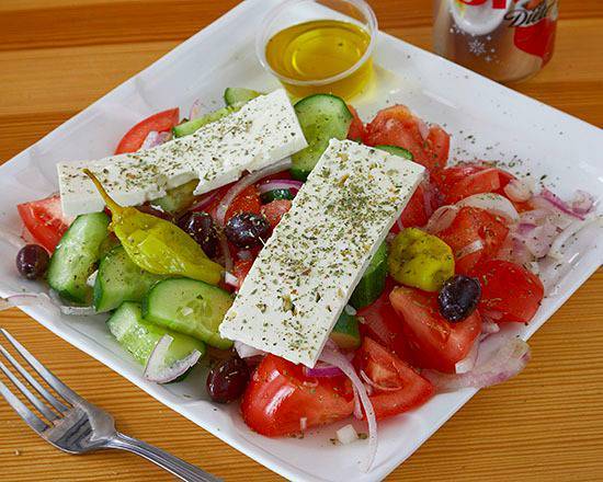 Small Traditional Greek Salad Petite Salade grecque traditionnelle