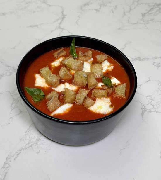 Zuppa di pomodoro, mozzarella e basilico