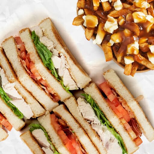 Club sandwich avec poutine / Club Sandwich with Poutine