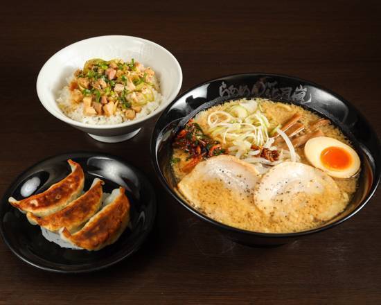 嵐げんこつらあめんRX･餃子3個･ぶためしセット Arashi Genkotsu Ramen RX Set with Three Gyoza Dumplings and Rice with Pork