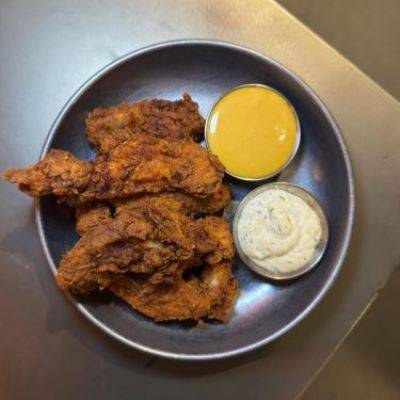 Naked Wings & 2 Dips