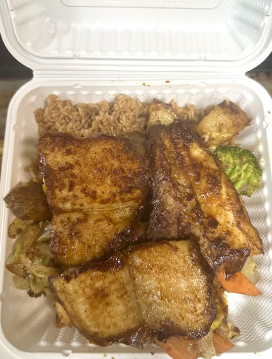 D3 Catfish with Grilled Veggie and Brown rice 烤鲶鱼搭配烤蔬菜和糙米饭