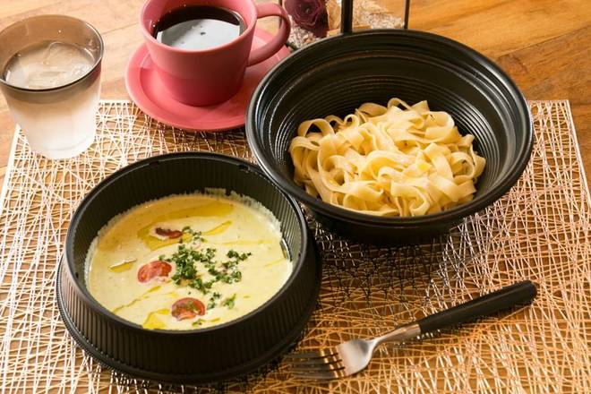 海老とトマトのジェノベーゼクリーム　フェットチーネ(生パスタ）