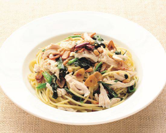 蒸し鶏とほうれん草、松の実の�ペペロンチーノスパゲティ Steamed Chicken and Spinach with Pine Nut Peperoncino Spaghetti