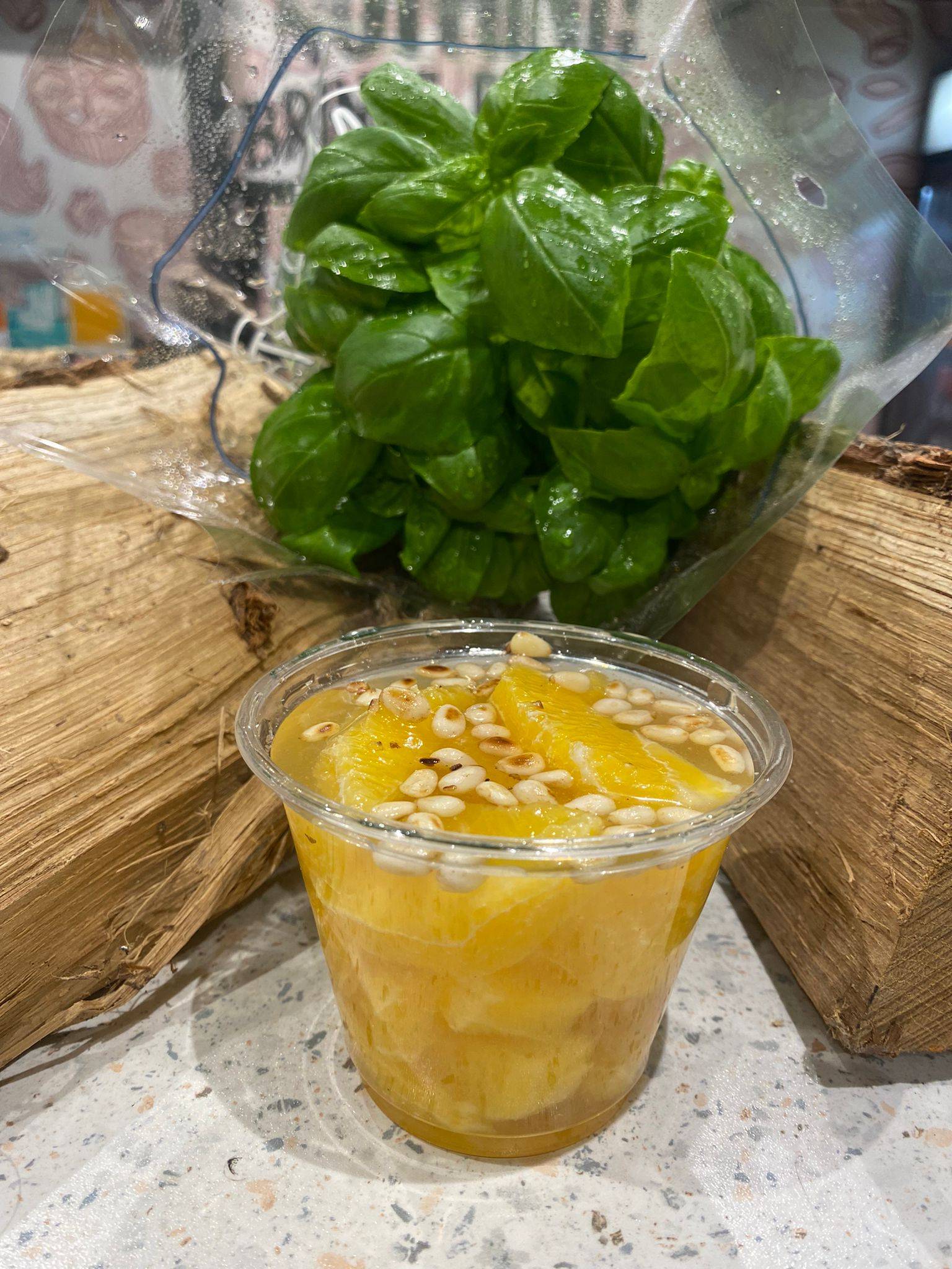 Salades d'oranges , menthe et pignons grillés