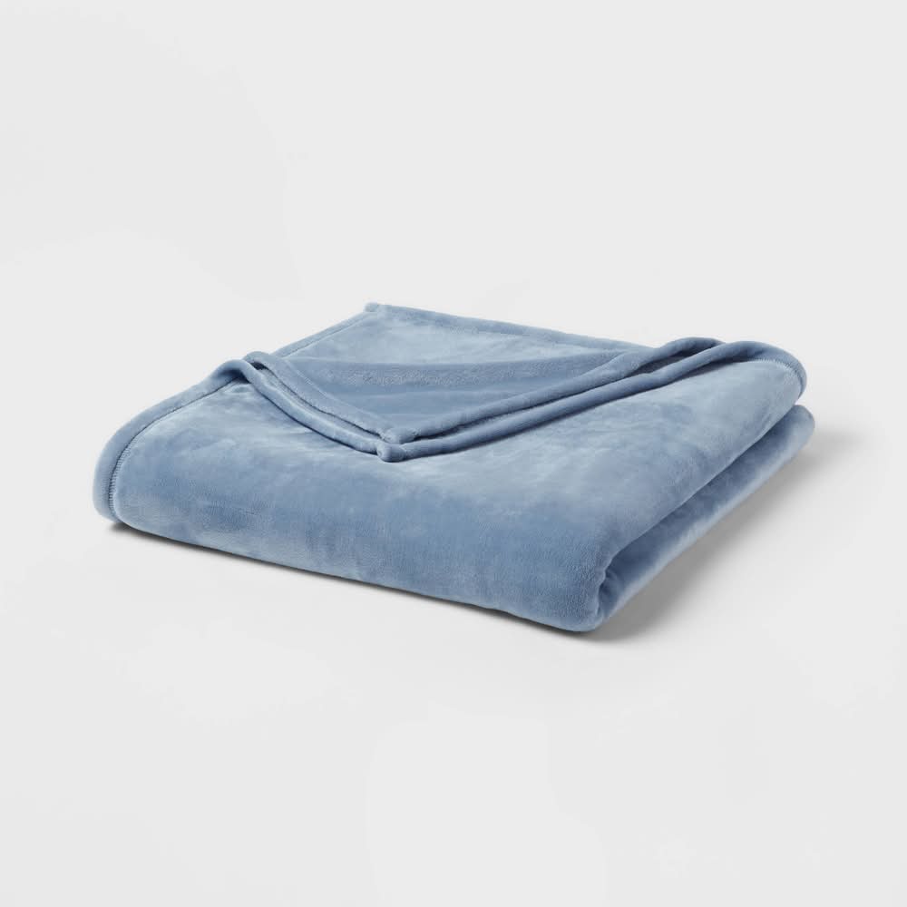Room Essentials Full/Queen Solid Plush Blanket, Blue