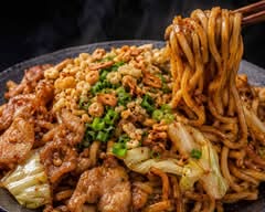 極太旨辛豚焼きそば BAKUDAN 新宿歌舞伎町店
