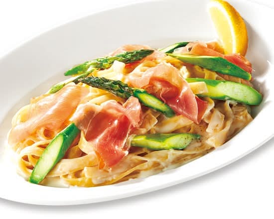 アスパラと生ハムのレモンクリームフェットチーネ