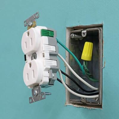 Leviton Lever Edge 15 Amp 125 Volt Duplex Outlet, White
