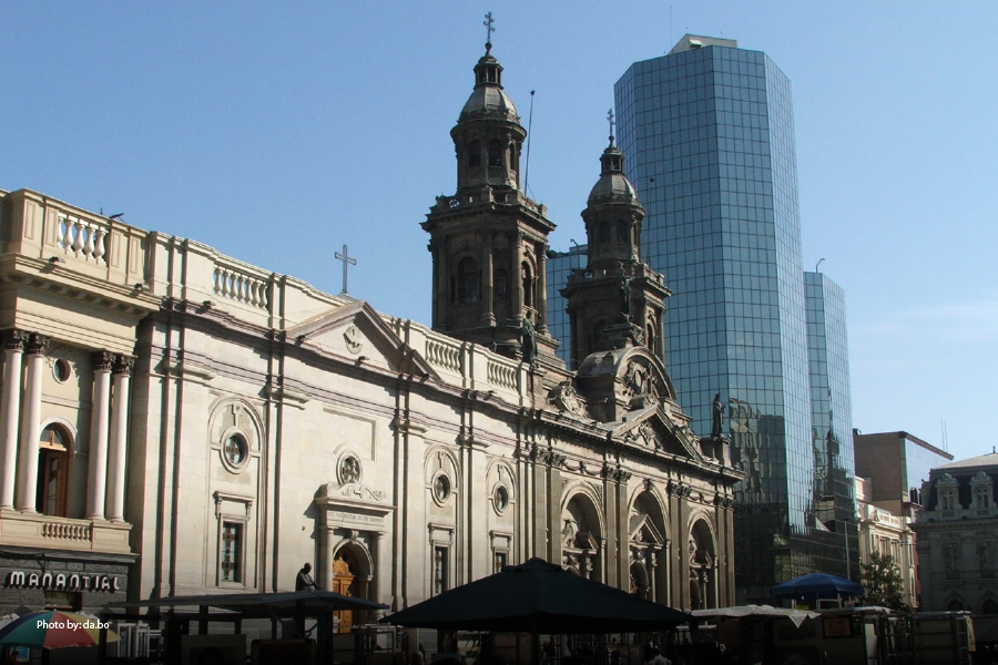 Fachada de un edificio en la Plaza de Armas de Santiago