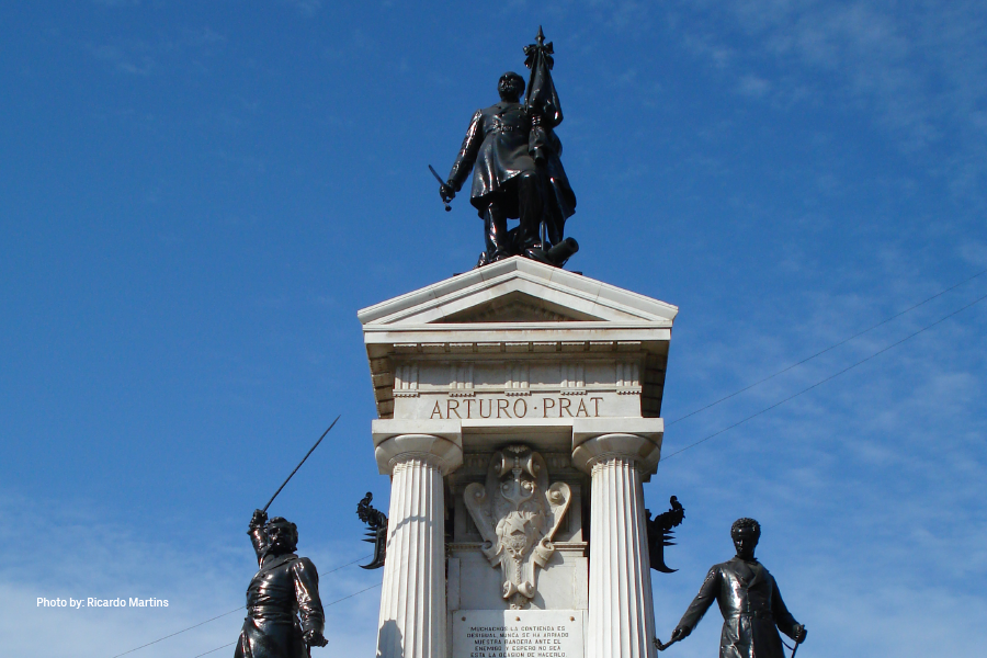 Punta de un monumento en plaza de los Héroes Navales