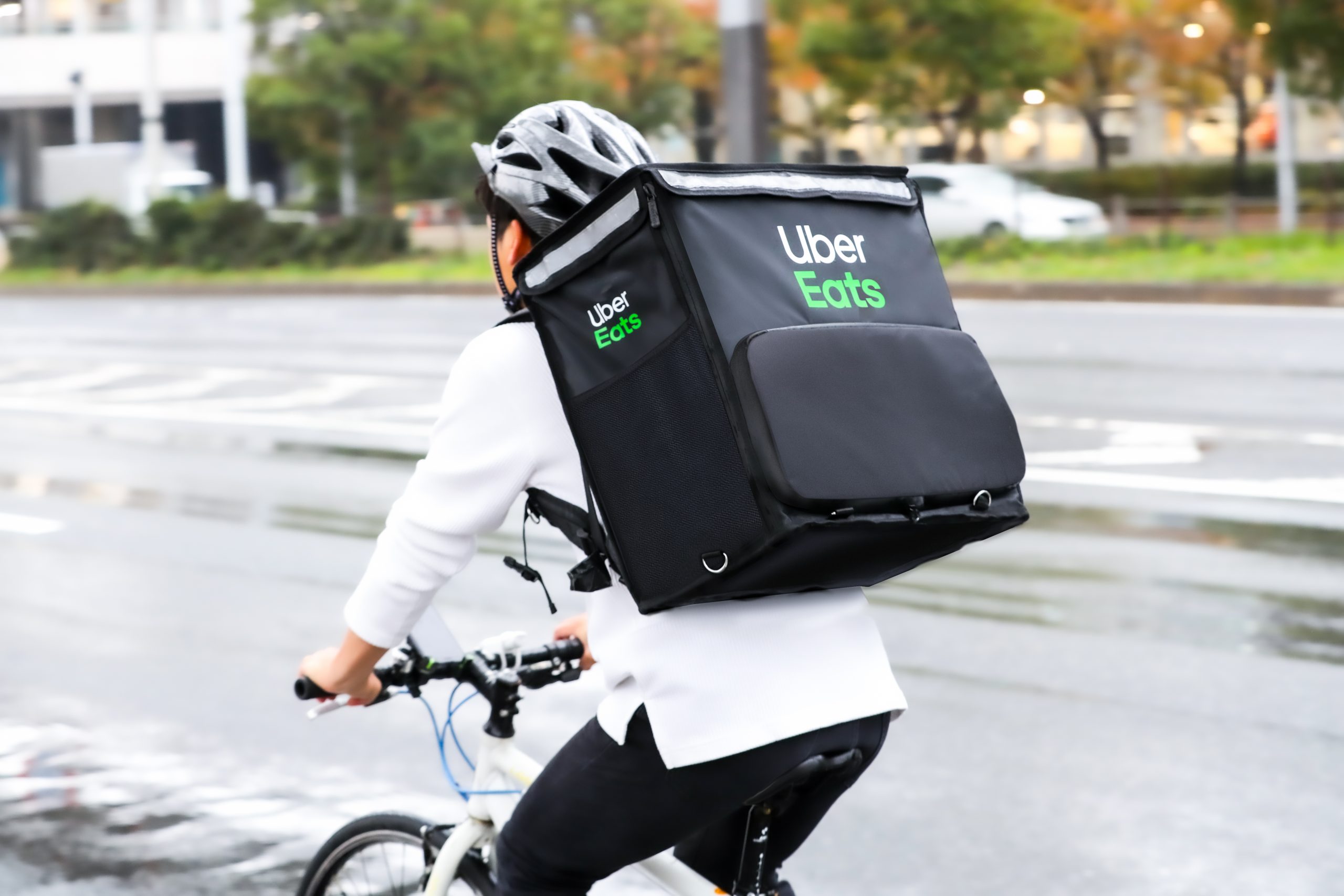 Uber Eats、配達パートナー用アプリに交通安全チェックリストを導入