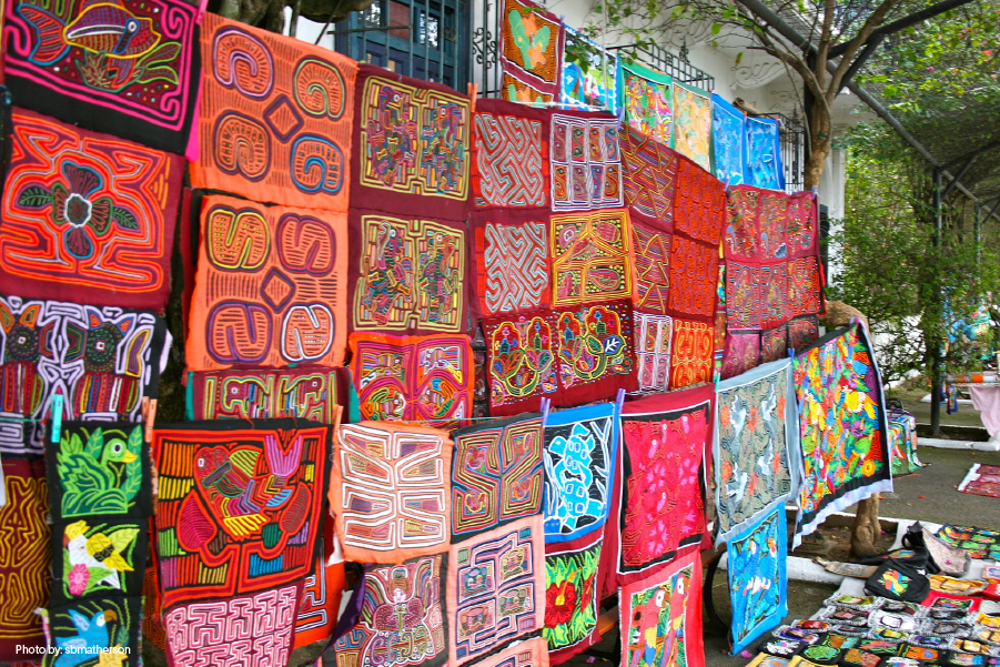 Coloridas artesanías del Mercado Nacional