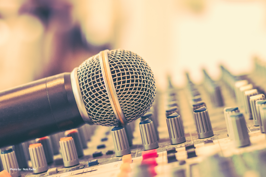 Micrófono y otro equipo de música
