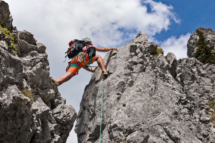 Persona practicando escalada