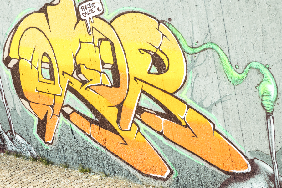 Graffiti amarillo en una calle de Lima