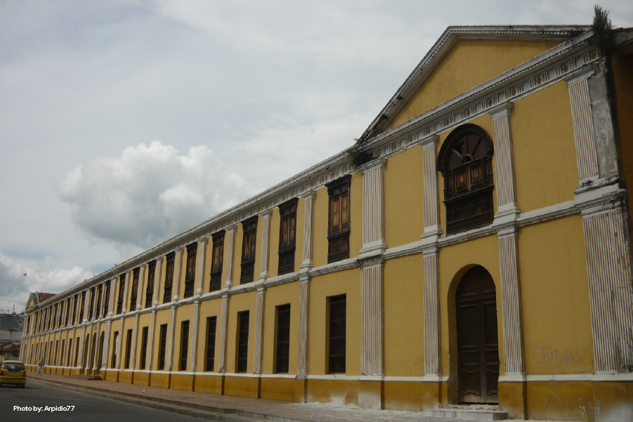 Fachada del Centro Cultural Oriente en un día nublado