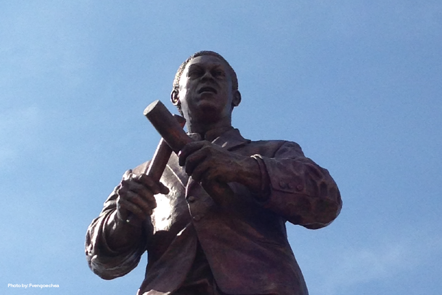 Fotografía en contrapicado de la estatua de Joe Arroyo