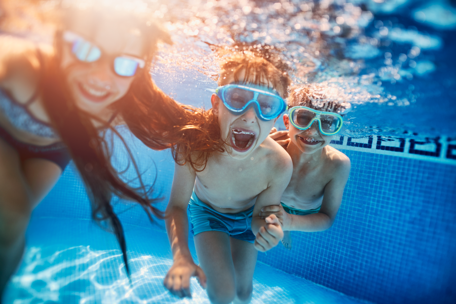 Niños en una piscina