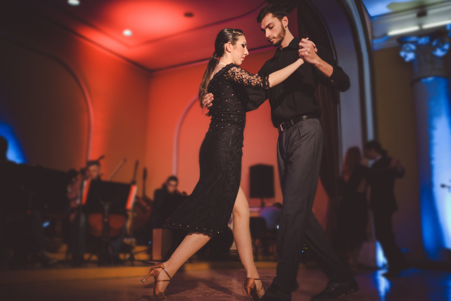 Pareja bailando en un festival de tango