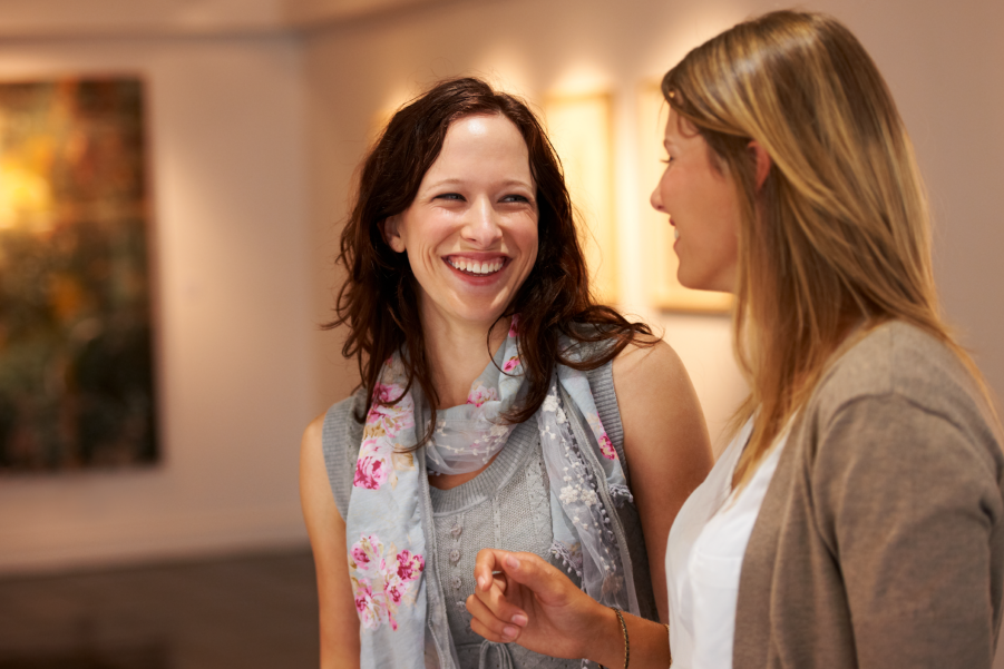 Dos chicas hablando en una galería de arte