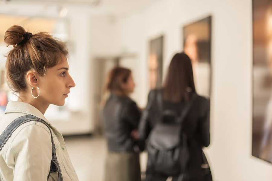 Mujer en un museo de arte