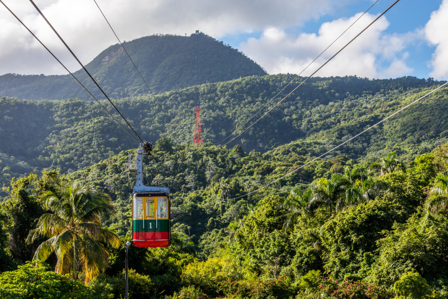 Vista aérea de una cabina del teleférico rodeado de montañas y árboles
